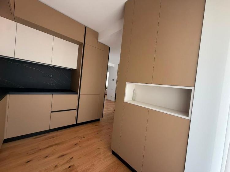 Apartament cu 3 camere semidecomandat, mobilat în Unirii