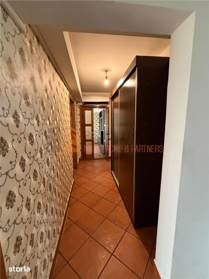 Apartament cu 3 camere decomandat, mobilat în Micro 3