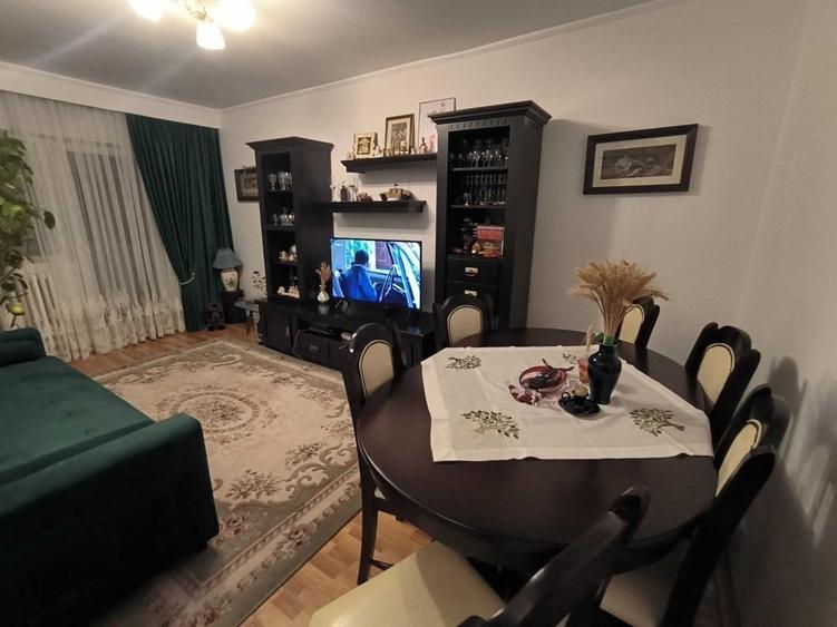 Apartament cu 3 camere decomandat în Central