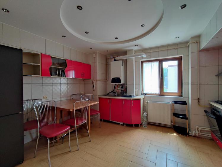 Apartament cu 4 camere decomandat, mobilat în Trocadero