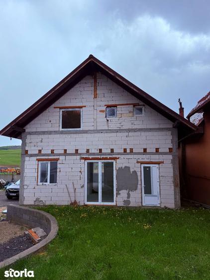 Casă cu 5 camere cu Teren 1000 Mp în Ceuaș
