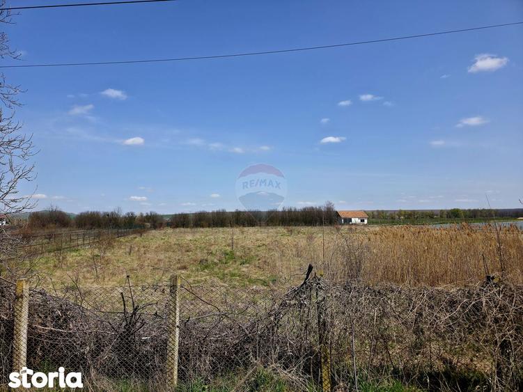 Teren de 7000 mp, în Girov
