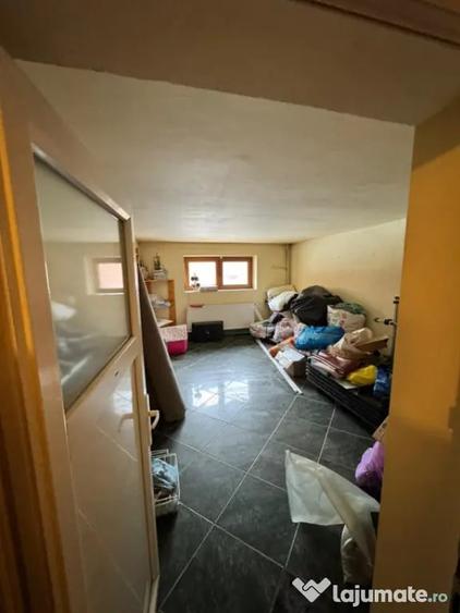 Casă cu 12 camere cu Teren 321 Mp în George Enescu
