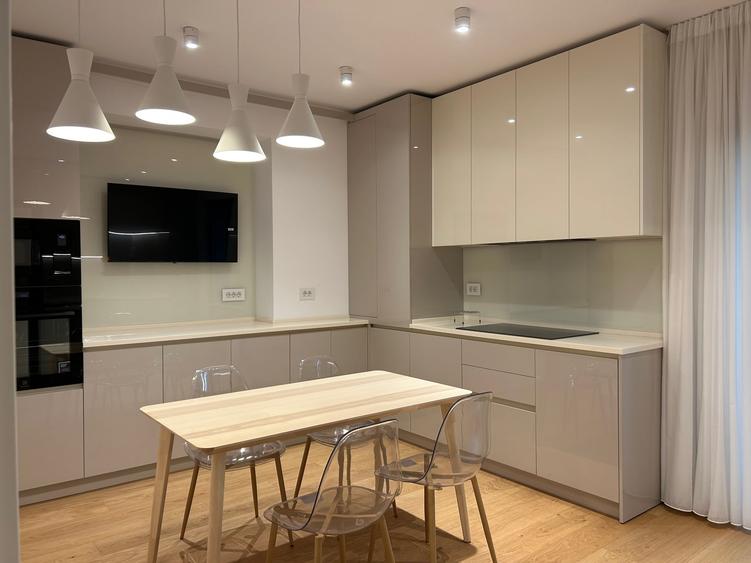 Apartament cu 4 camere semidecomandat, mobilat în Dorobanți