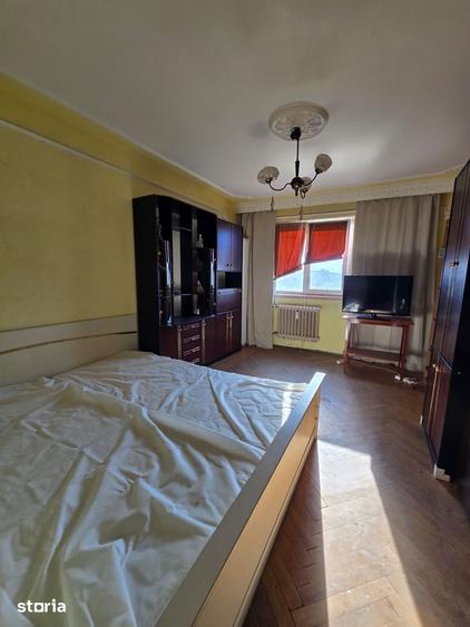 Apartament cu 3 camere în Podu Roș