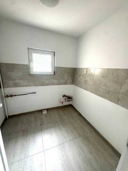 Apartament cu 3 camere semidecomandat în Titan