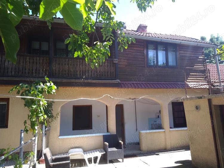 Casă cu 6 camere cu Teren 500 Mp în Moșnița Veche