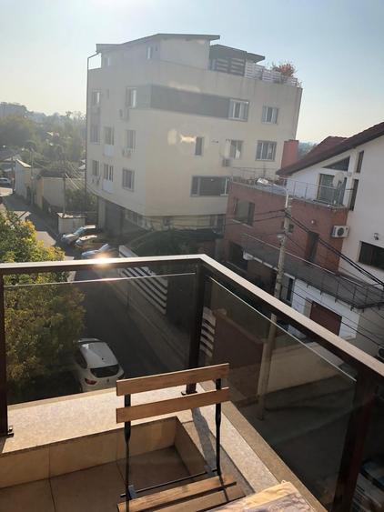 Apartament cu 3 camere semidecomandat, mobilat în Băneasa