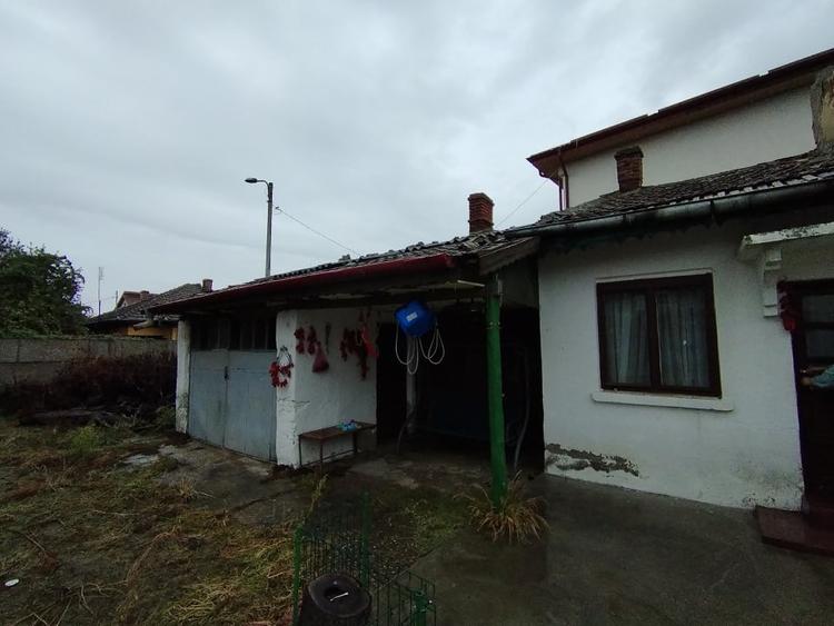 Casă individuală cu 5 camere cu Canalizare în Romanești