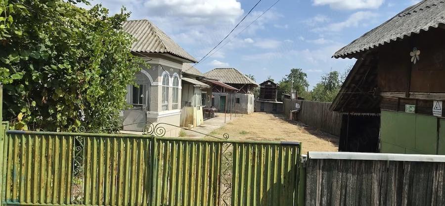 Teren de 1300 mp, în Glâmbocata