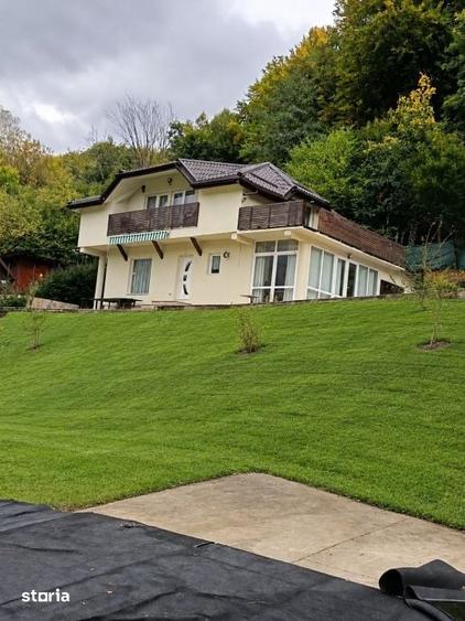 Casă cu 4 camere cu Teren 1150 Mp în Est