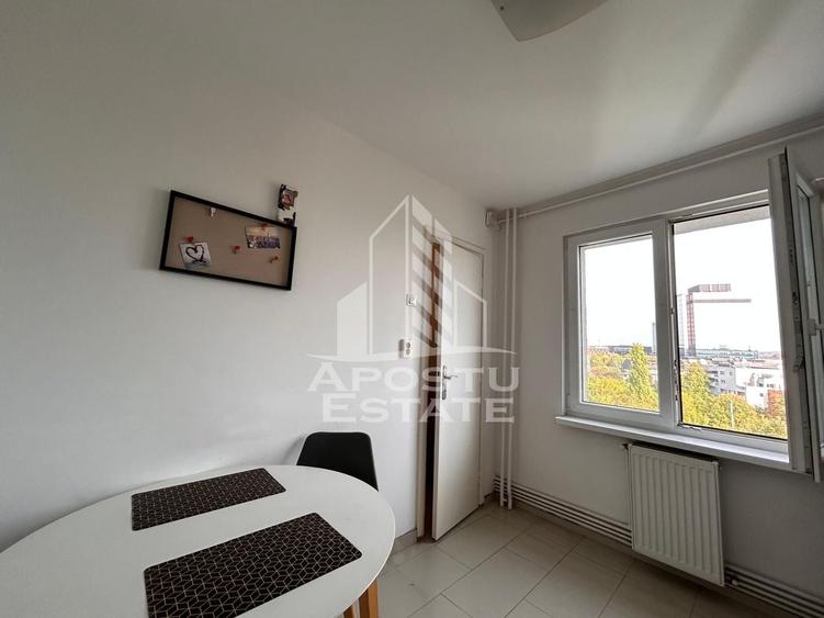 Apartament cu 3 camere semidecomandat, mobilat în Central
