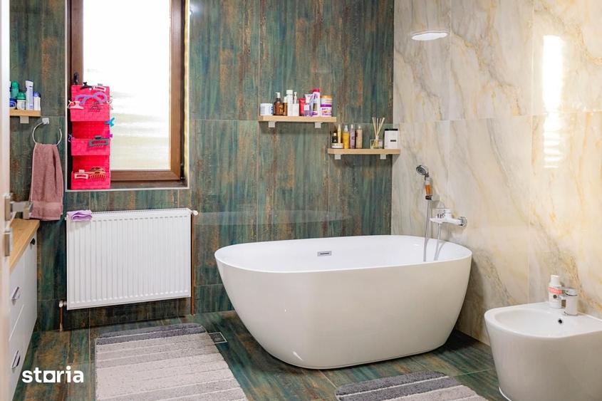 Casă cu 9 camere cu Teren 6600 Mp în Sânmartin
