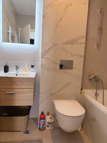 Apartament cu 3 camere semidecomandat în Crângași