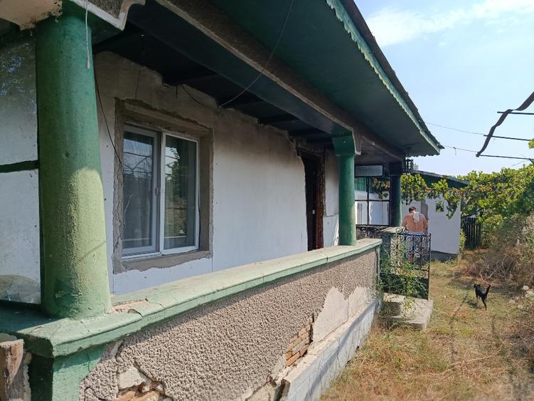 Casă cu 4 camere cu Teren 2800 Mp în Săceni