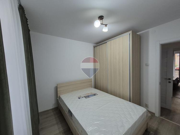 Apartament cu 3 camere semidecomandat, mobilat în Sălaj