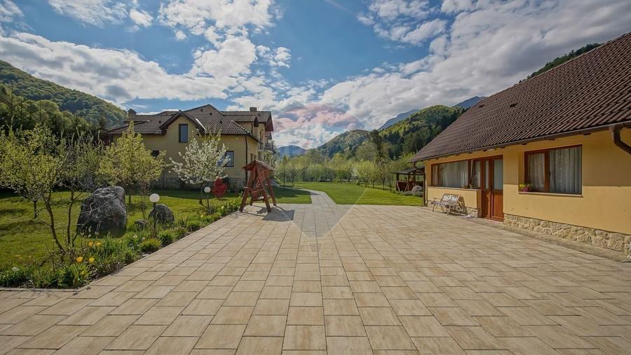 Casă individuală cu 10 camere cu Teren 2789 Mp în Glăjărie