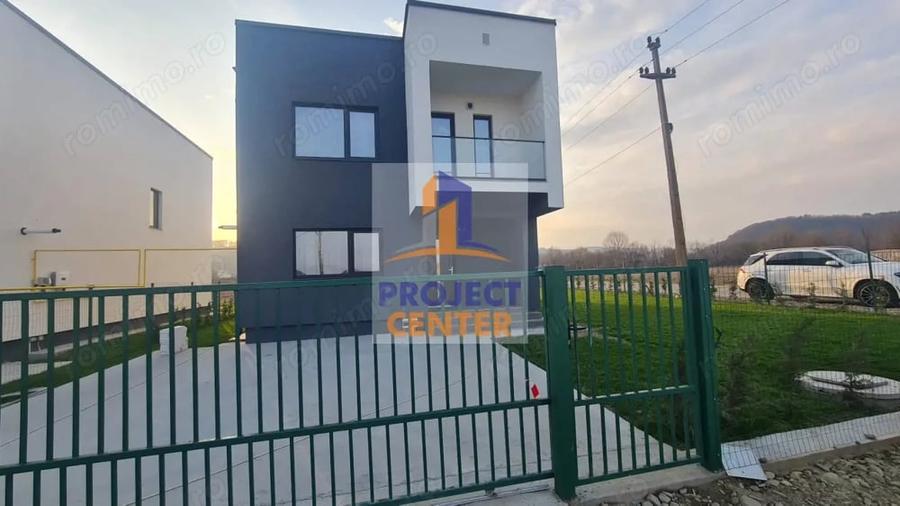 Casă cu 7 camere cu Teren 430 Mp în Micești