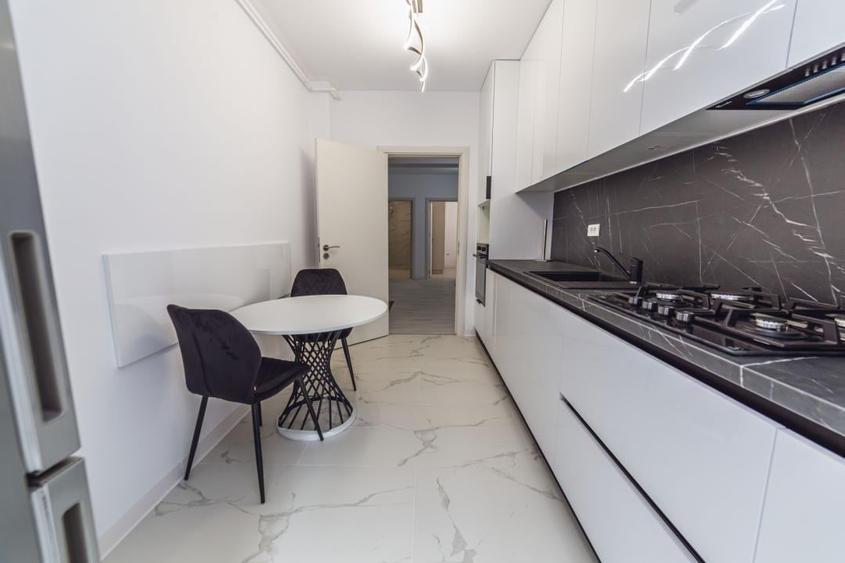 Apartament cu 3 camere decomandat, mobilat în Central