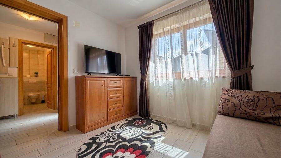 Casă individuală cu 5 camere cu Teren 360 Mp în Exterior Est