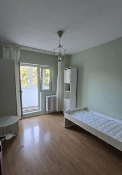 Penthouse cu 4 camere semidecomandat în Teiul Doamnei