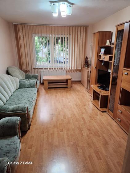 Apartament cu 3 camere decomandat în Tudor