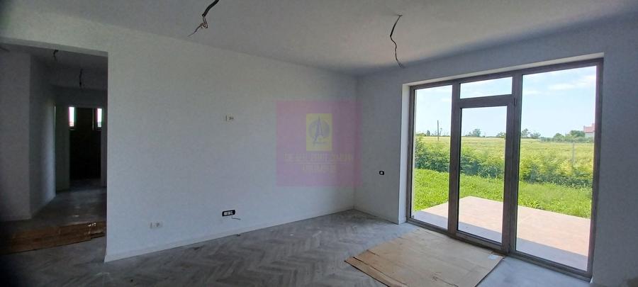 Casă individuală cu 4 camere cu Canalizare în Gulia