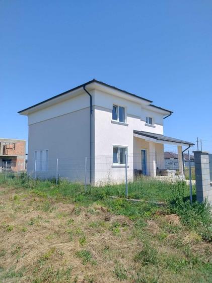 Casă cu 4 camere în Crevedia