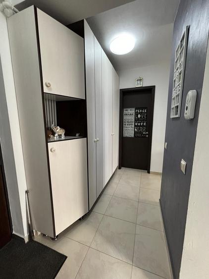 Apartament cu 3 camere semidecomandat în Bragadiru