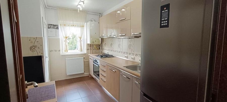 Apartament cu 4 camere decomandat, mobilat în Tractorul