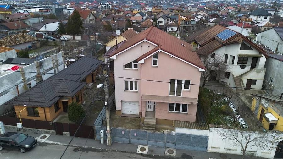 Casă cu 8 camere cu Teren 265 Mp în Romanești