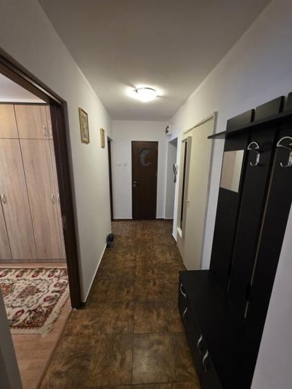 Apartament cu 3 camere semidecomandat, mobilat în Iancului