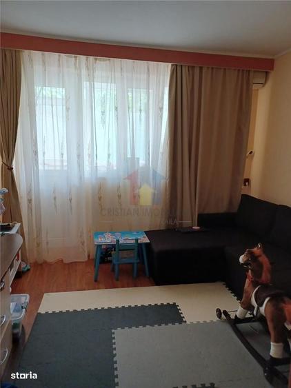Apartament cu 3 camere semidecomandat în Calea Galați
