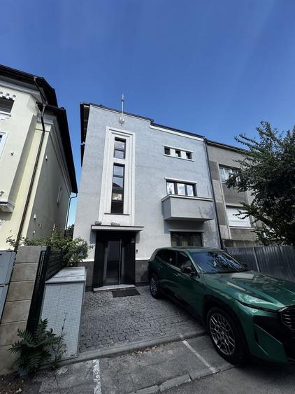 Casă individuală cu 9 camere cu Canalizare în P-ța Unirii