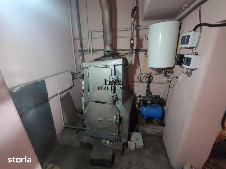 Casă cu 9 camere cu Teren 2339 Mp în Central