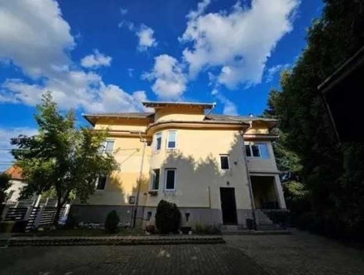 Casă cu 4 camere în Central