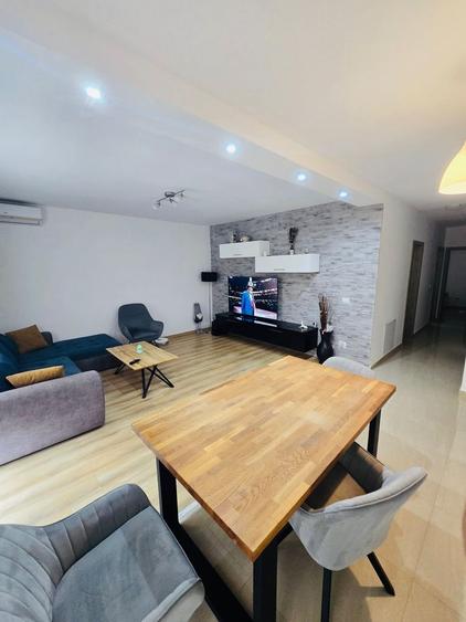 Apartament cu 3 camere decomandat, mobilat în Girocului