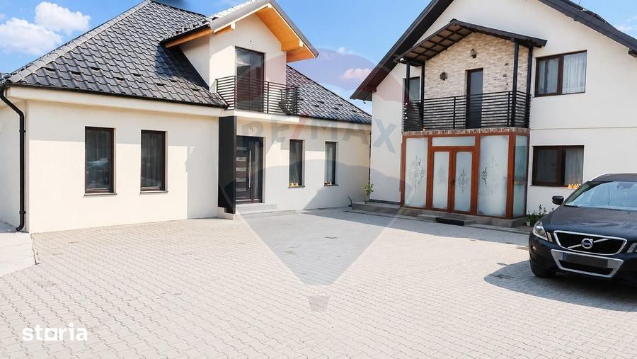 Casă cu 7 camere cu Teren 1183 Mp în Central