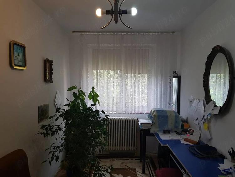 Apartament cu 3 camere semidecomandat în Central