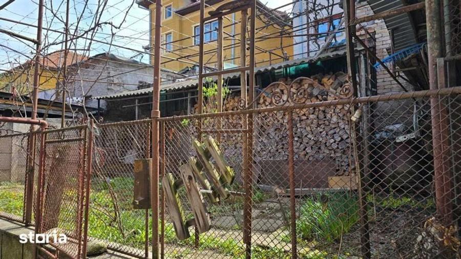 Casă cu 4 camere cu Teren 100 Mp în Central