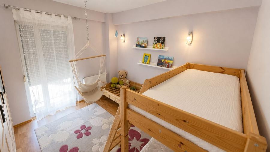 Apartament cu 3 camere decomandat, mobilat în Aradului