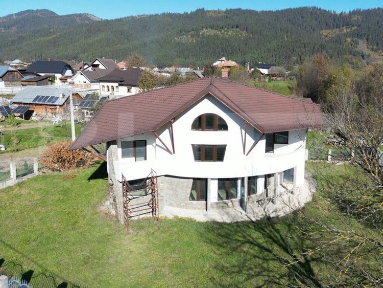 Casă individuală cu 5 camere cu Canalizare în Câmpulung Moldovenesc