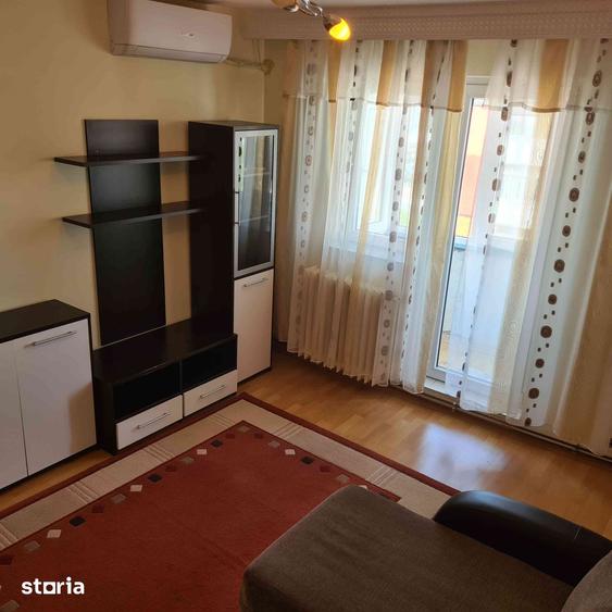 Apartament cu 3 camere semidecomandat în Podu Roș