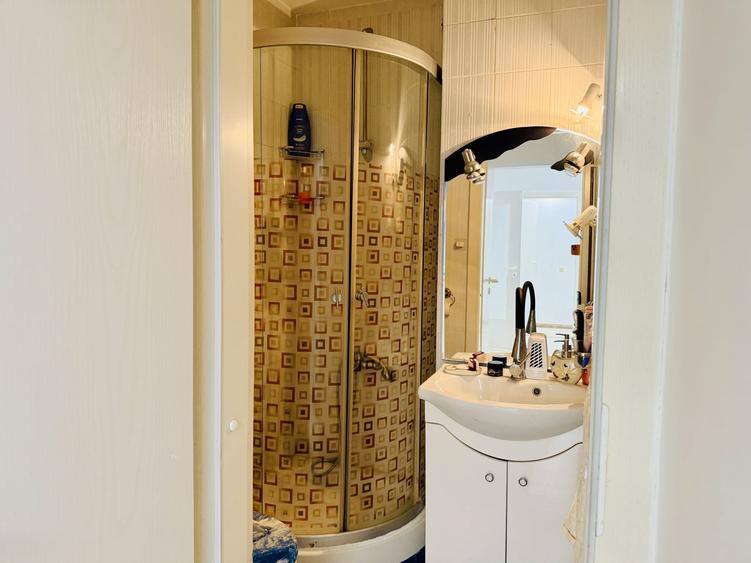 Apartament cu 4 camere semidecomandat, mobilat în Lipovei