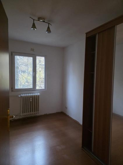 Apartament cu 4 camere decomandat în Apusului
