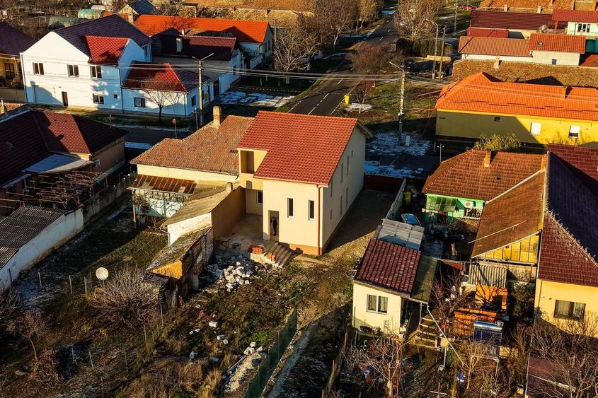 Casă individuală cu 4 camere cu Canalizare în Aradul Nou