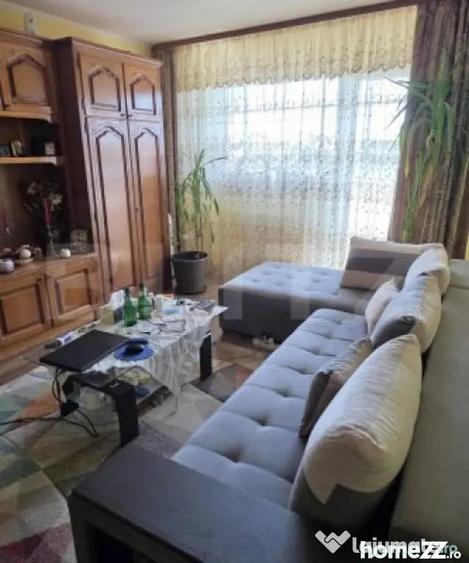 Apartament cu 4 camere decomandat în B-dul București