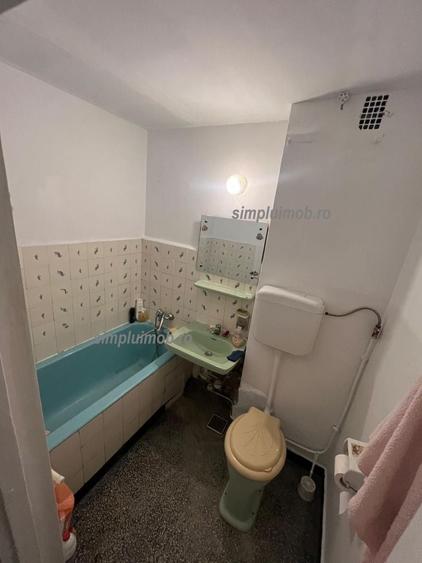 Apartament cu 3 camere semidecomandat în Berceni