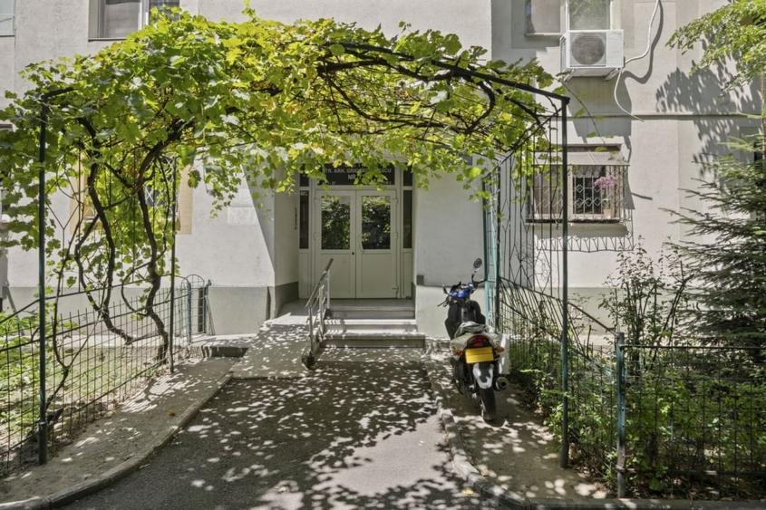 Apartament cu 3 camere decomandat, mobilat în Tei