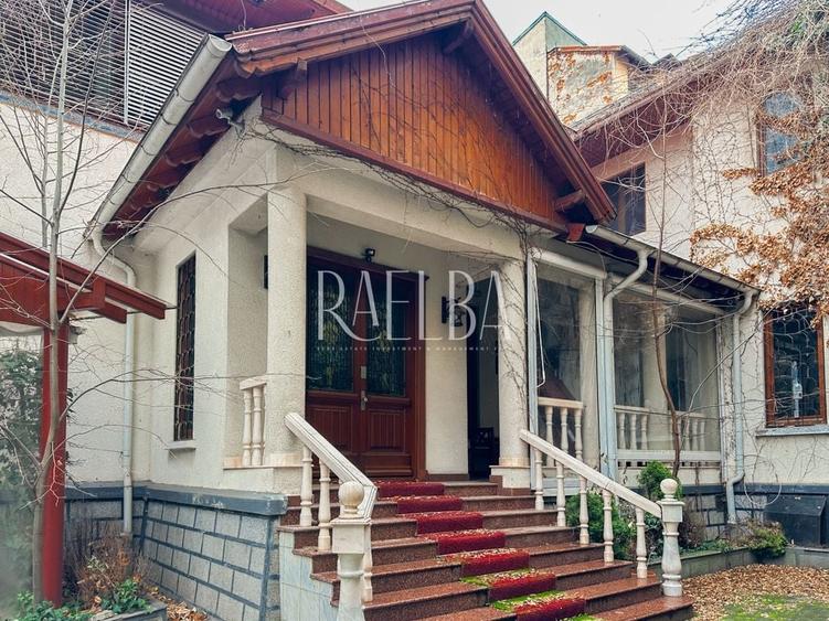 Casă individuală cu 9 camere cu Canalizare în Universitate